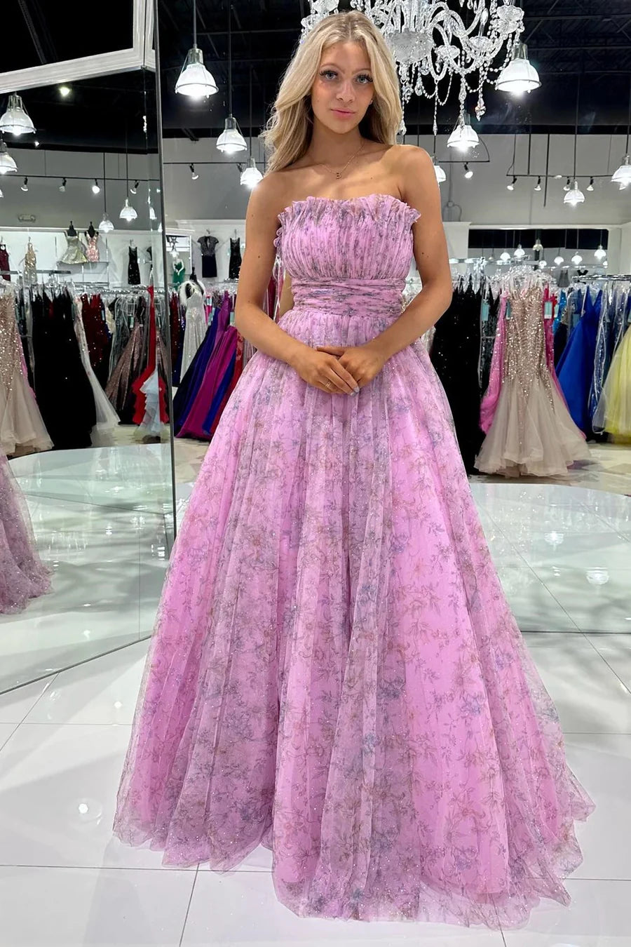 Vestido de fiesta largo con volantes, sin tirantes y estampado en forma de A